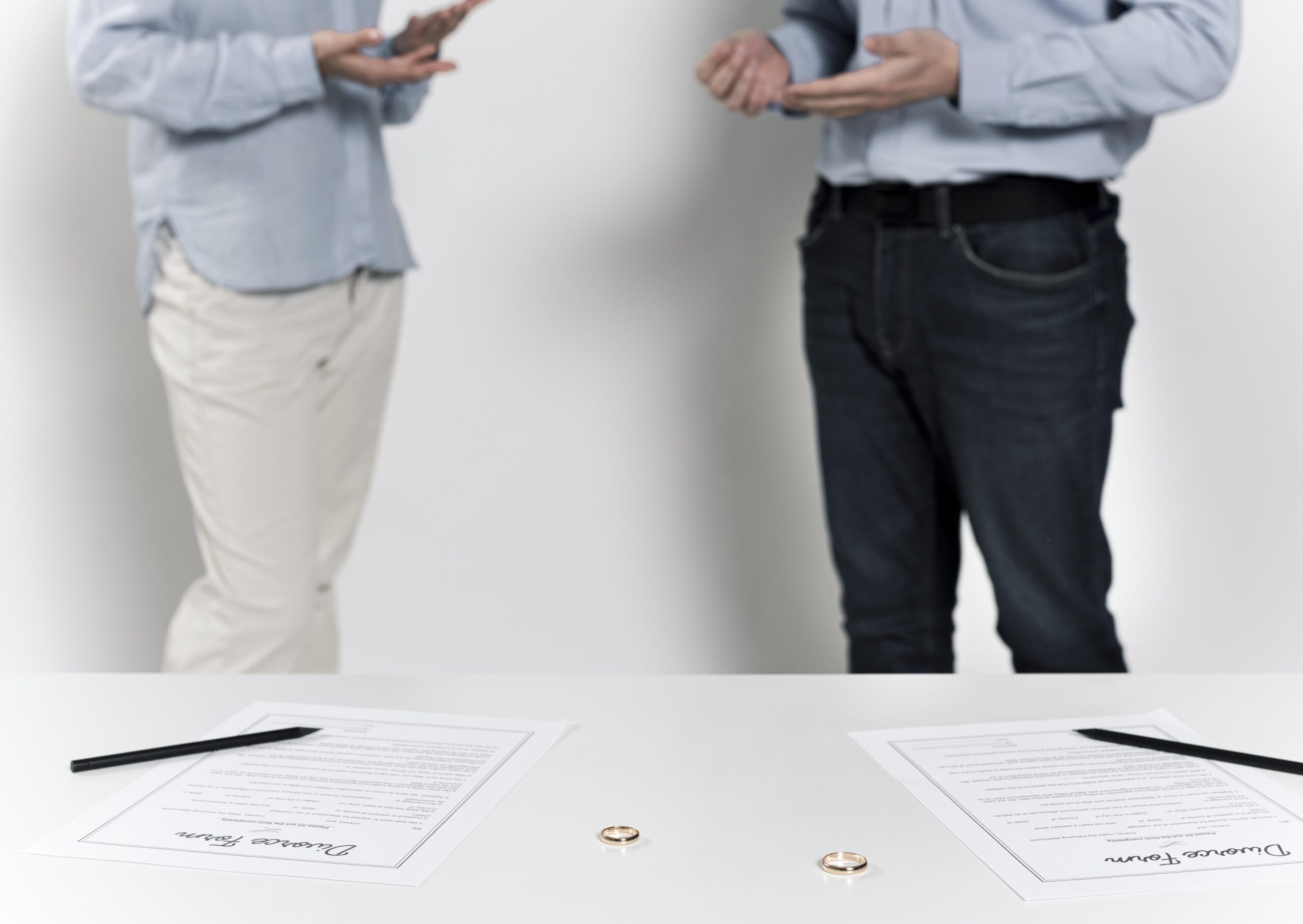 couple-discussing-divorce-together